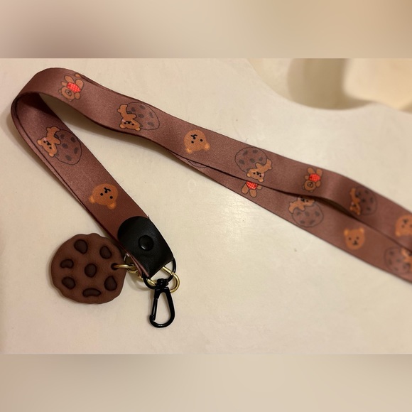 iPhone 14 Silicone 3-D Bear Buscuit with Keychain/Lanyard phone Case NWT - Picture 3 of 7